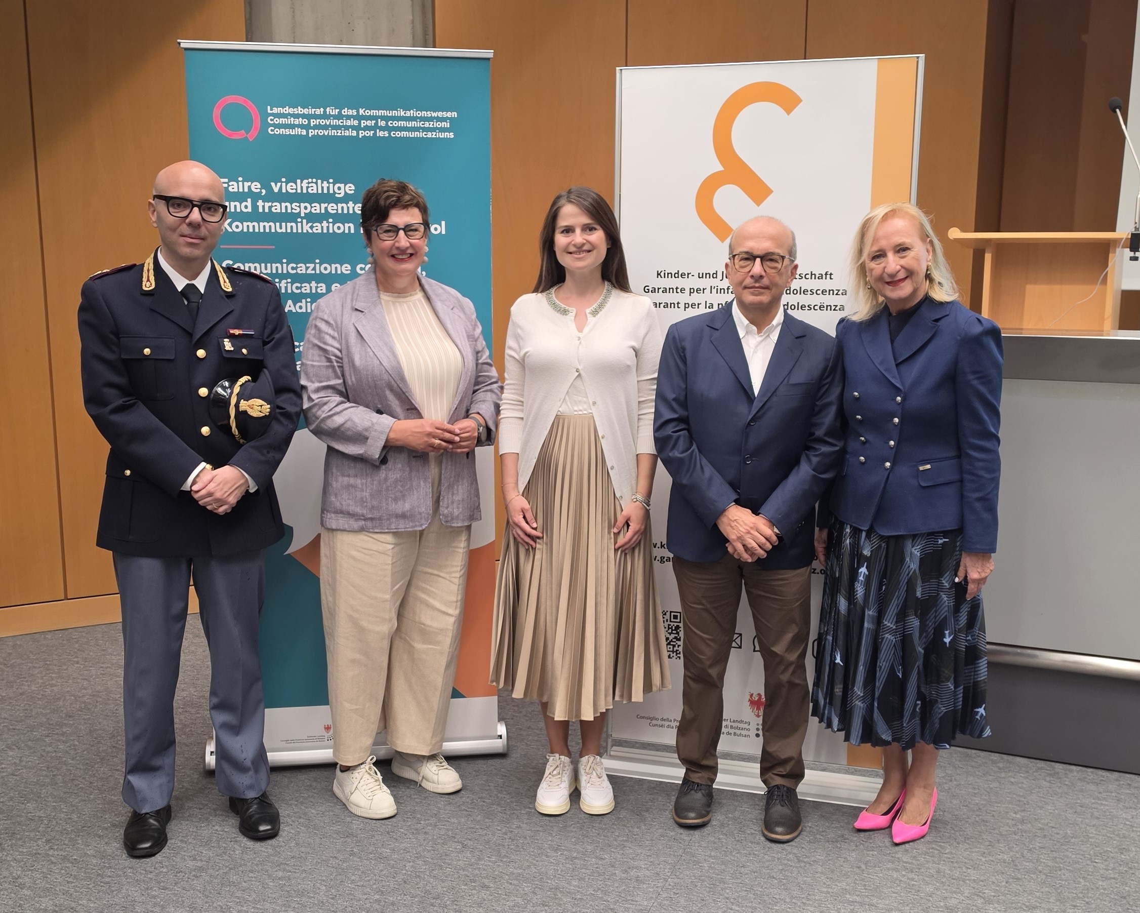 Vizequästor Federici, Landeskommunikationsbeirats-Präsidentin Gögele, Kinder- und Jugendanwältin Höller, Journalist Partipilo und Bortolin, Präsidentin der Journalistenkammer Trentino-Alto Adige/Südtirol (v.l.)