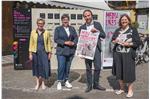 La presidente del Comitato comunicazioni Gögele (2ada sx) con l’ass. Philipp Achammer, la presidente della Volkshochschule Südtirol Angelika Mayr Fischnaller (Ia da sx) e la direttrice dell’Ufficio Educazione permanente lingue Anika Miche